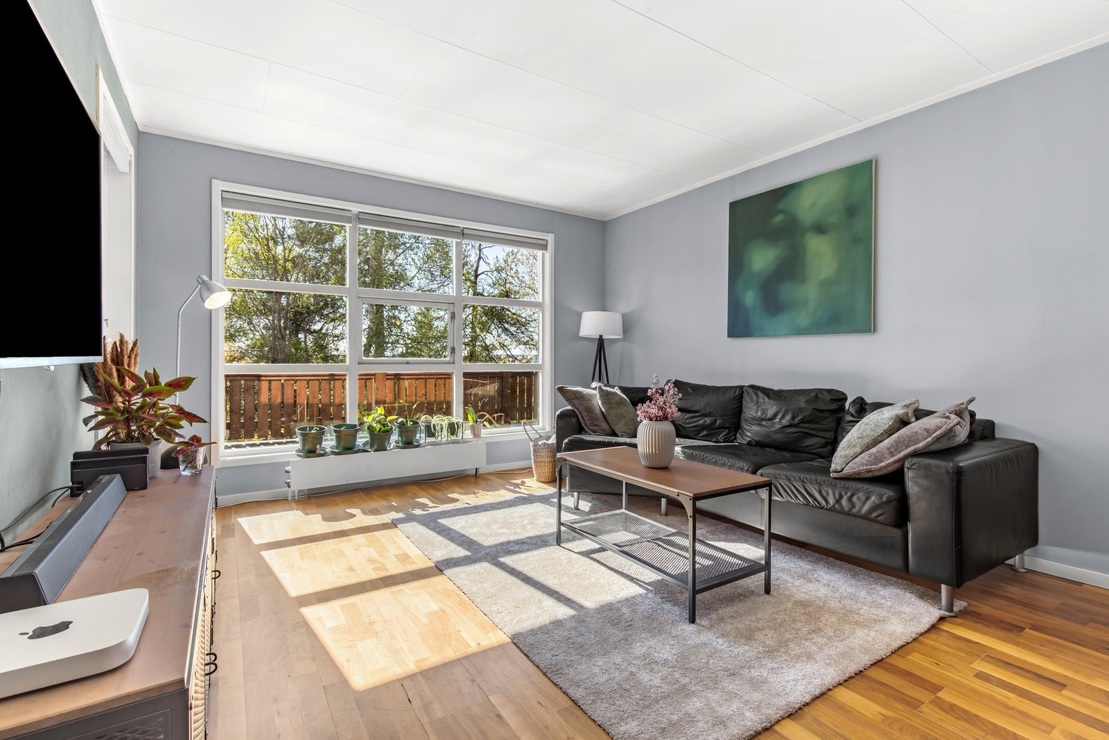 Her er det god plass til sofamøblement og utgang via balkongdør til terrassedelen Galleribilde