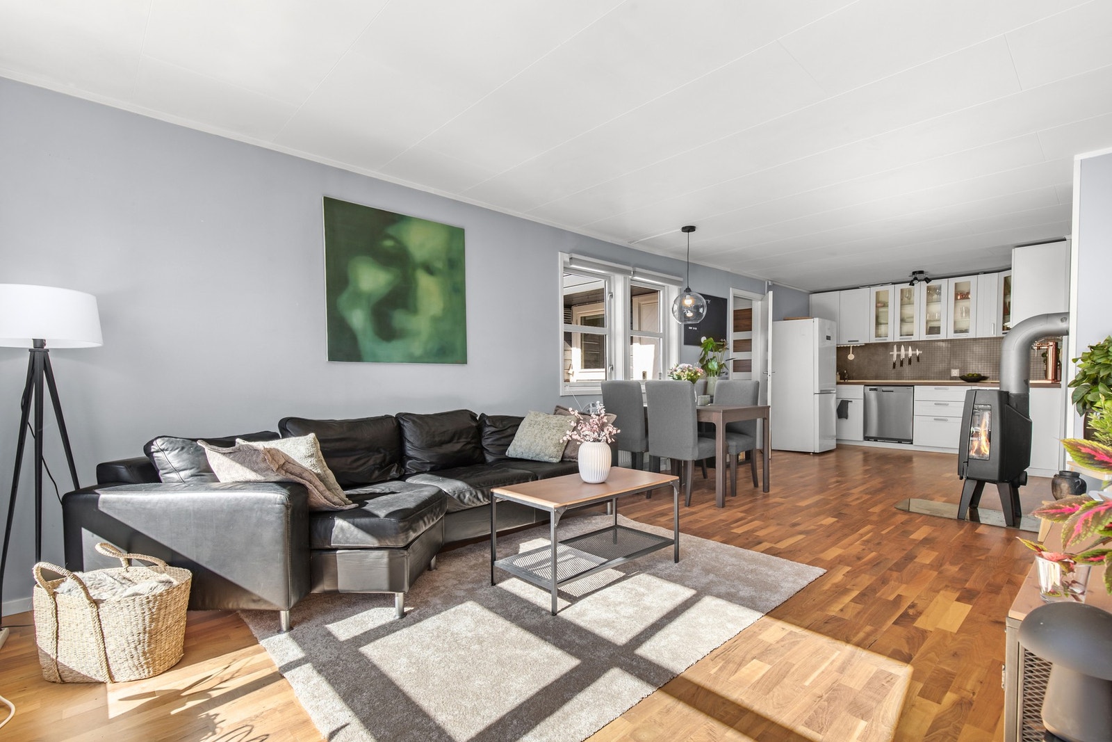 Åpne stue og kjøkkenløsning gjør hverdagen for kokken og besøket sosial, enten dere er to eller flere Galleribilde