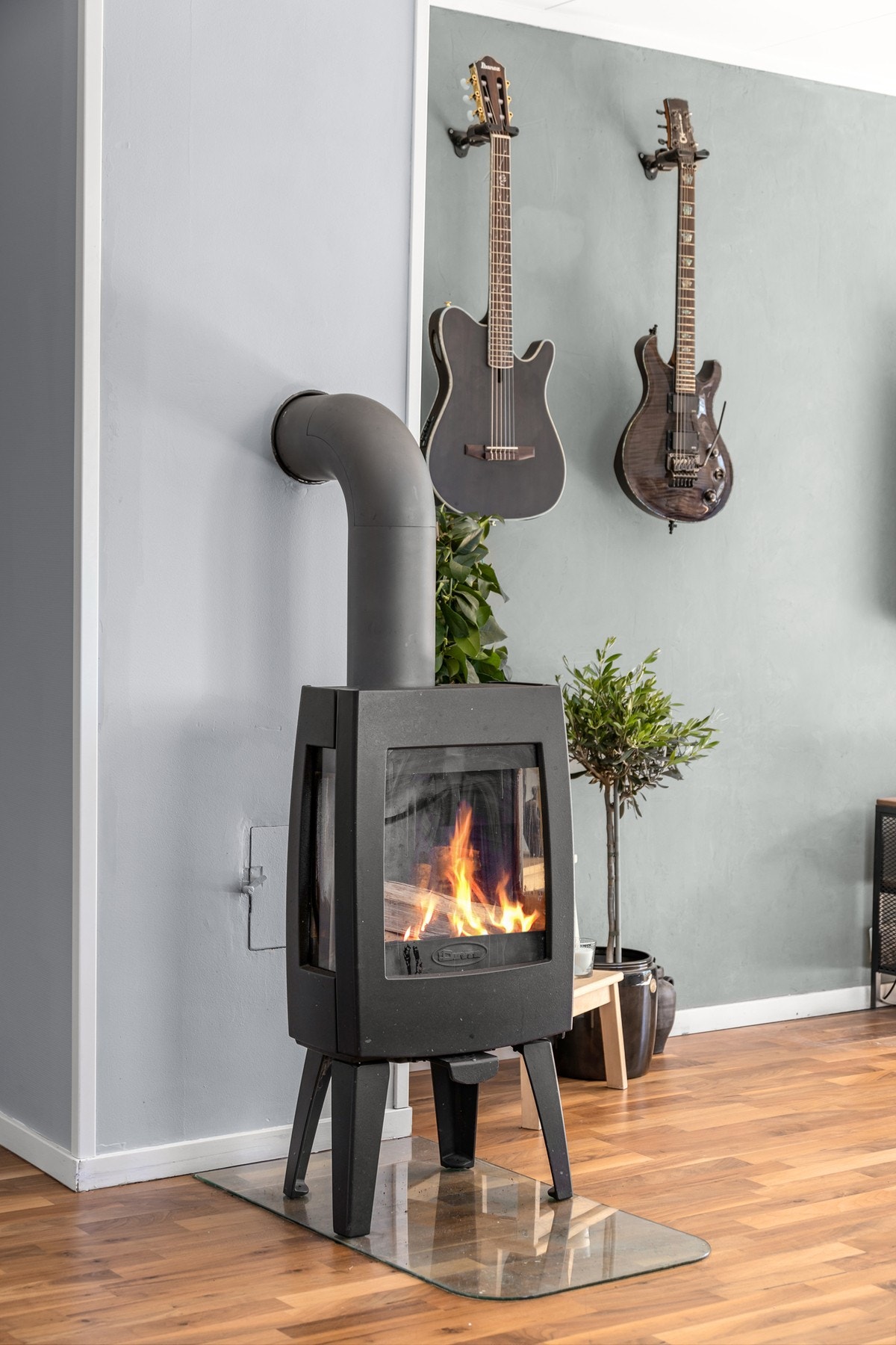 Peisen er sentralt plassert i stuen, så den vil vises fra både kjøkkenet og fra stuen Galleribilde