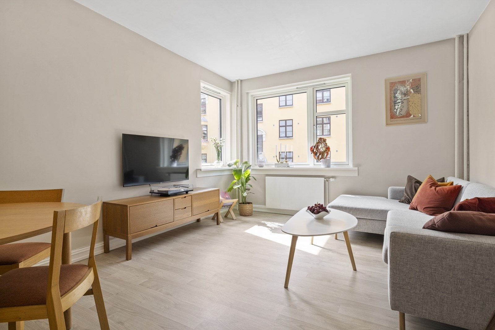 Hjørnestuen er romslig og med god plass til sofagruppe og salongbord. Naturlig plass til tv og lydanlegg. Galleribilde