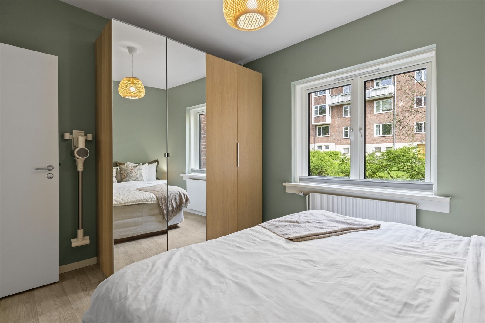 Stort og luftig soverom med god plass til stor dobbeltseng. Gode oppbevaringsmuligheter i garderobeskap. Galleribilde
