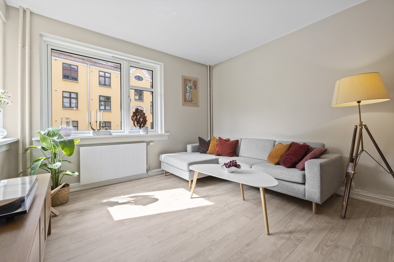 Store vindusflater sørger for godt med naturlig lys og gir rommet en behagelig og god atmosfære å oppholde seg i. Galleribilde