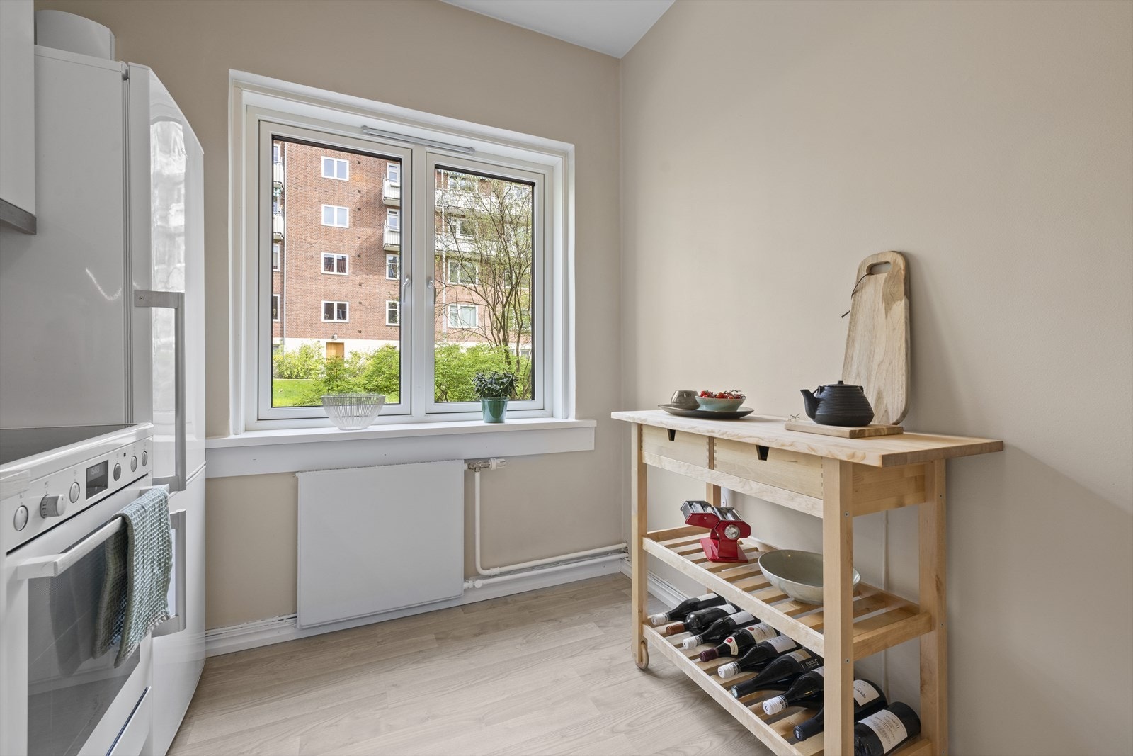 Det store vinduet bidrar til masse naturlig lys og en behagelig atmosfære. Koselig utsikt mot bakgården. Galleribilde