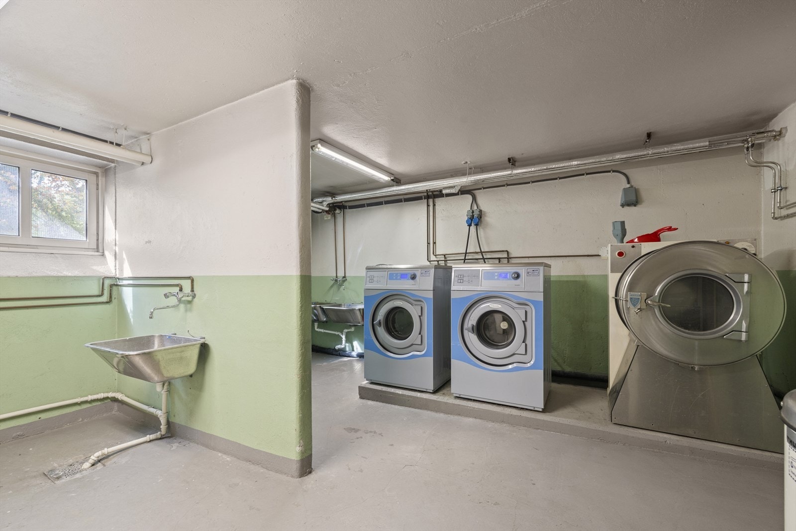 Boligselskapet har flere fellesvaskeri og tørkerom, nærmeste denne leiligheten er i kjeller i oppgang 3C (tre vaskemaskiner og to tørk). Galleribilde