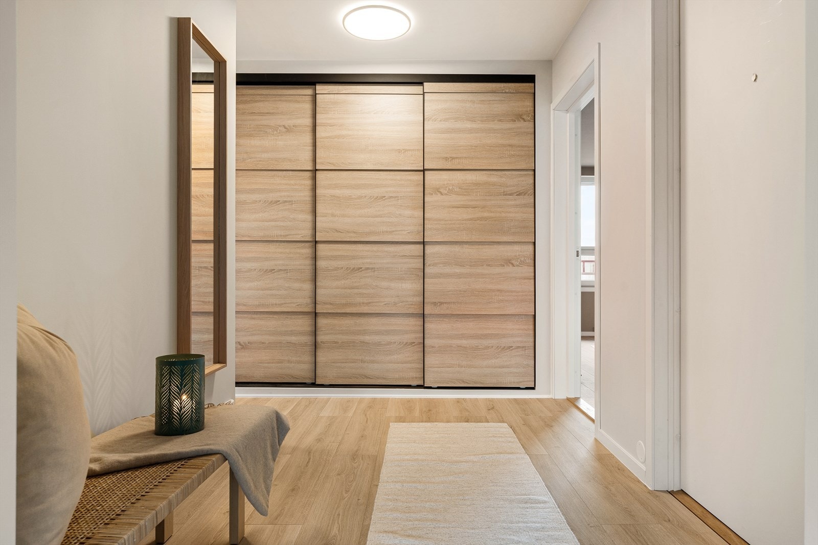 Planløsning fremstår praktisk med store oppholdsrom og godt med garderobeplass. Lekker skyvedørsgarderobe i entré/gang. Galleribilde