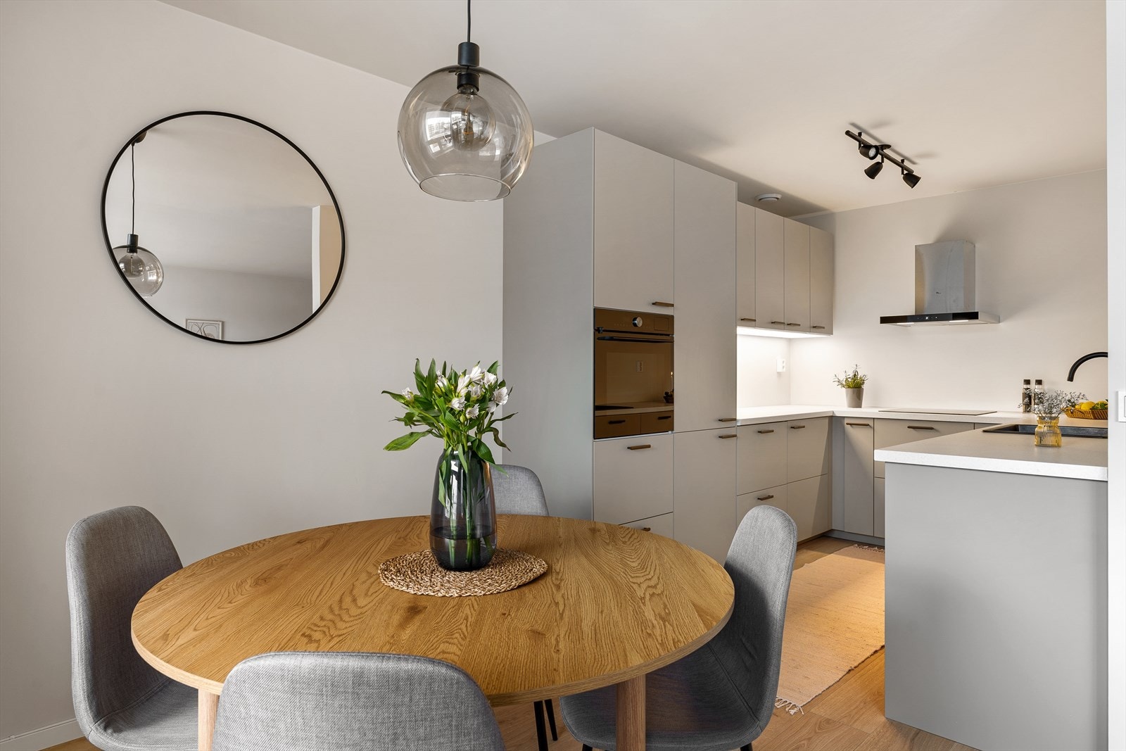 Tidsriktig og delikat kjøkkeninnredning med integrerte hvitevarer og funksjonable løsninger. Her er det rikelig med skap- og arbeidsplass. Galleribilde