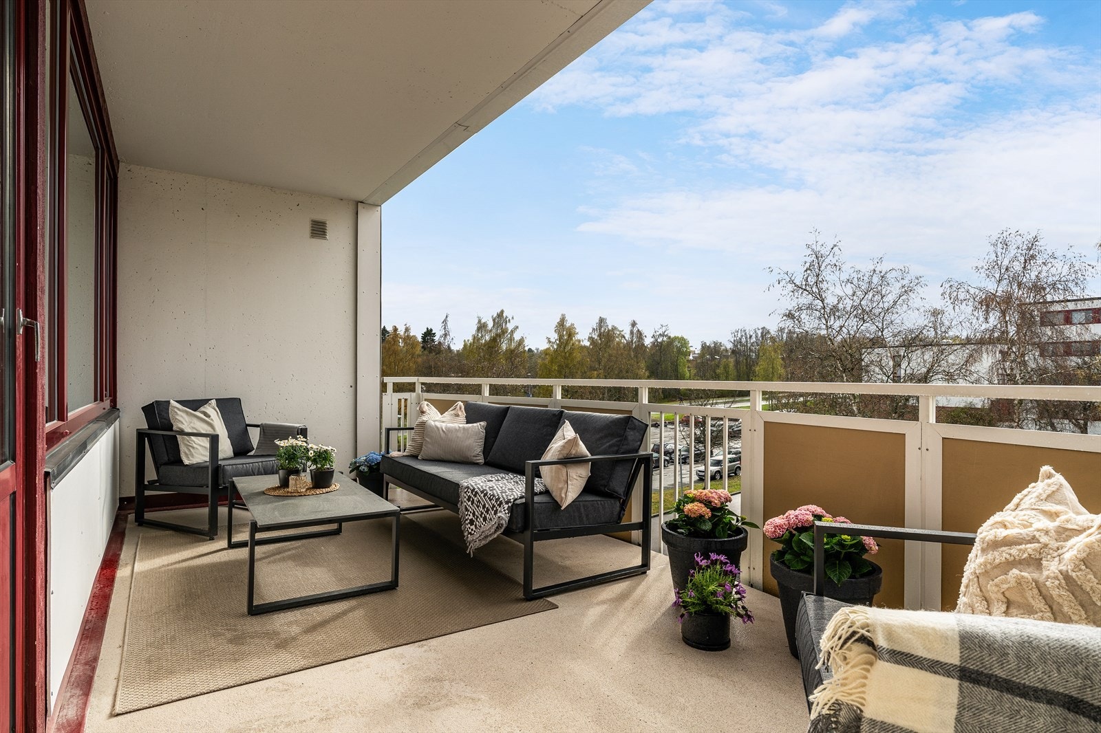 Fra stue har man utgang til en stor, vestvendt balkong med masse møbleringsplass. Balkongen nyter gode solforhold fra ca. 1300-2100. Galleribilde