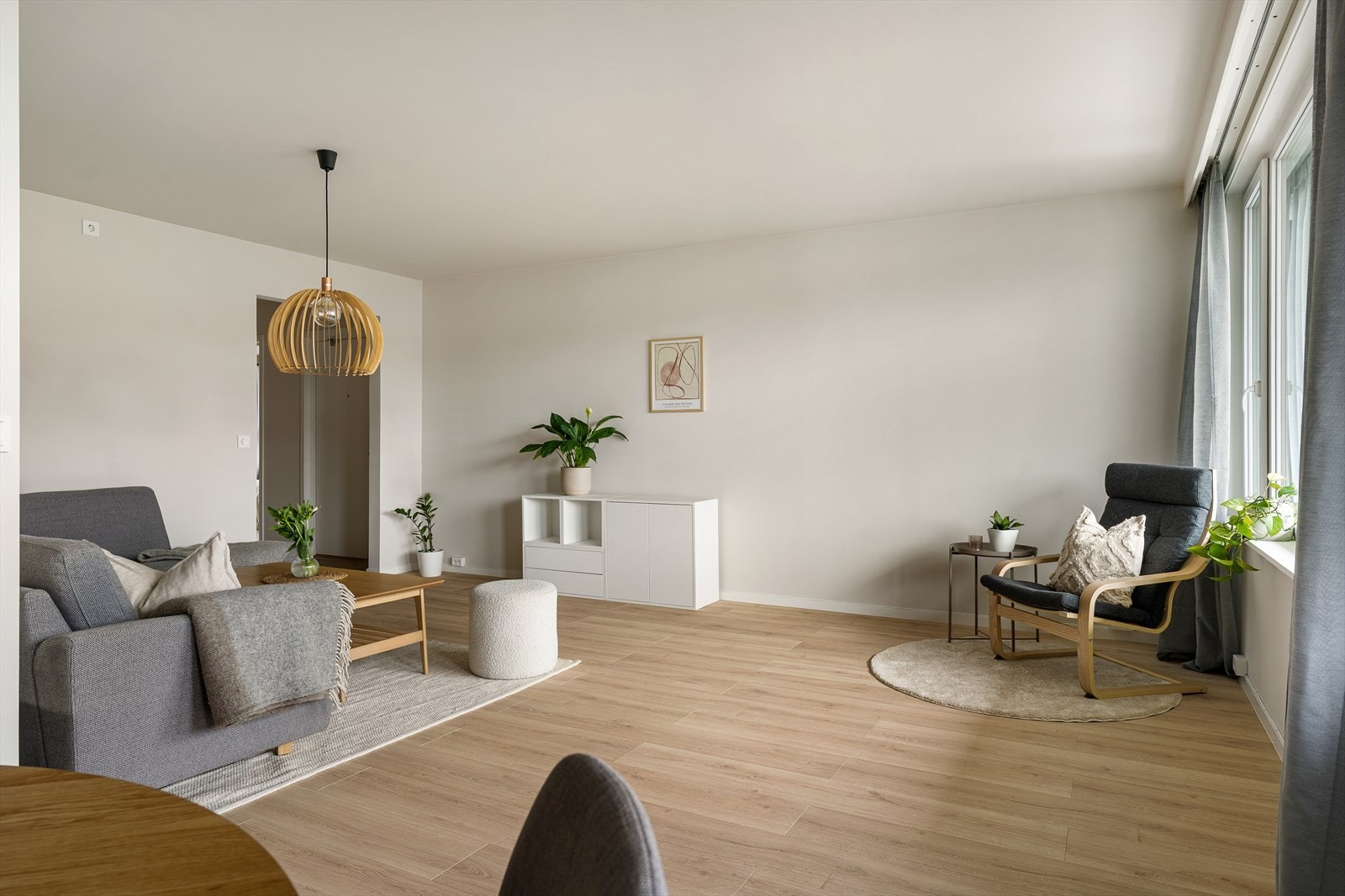 Lekker standard, store vindusflater og gode møbleringsmuligheter i oppholdssonen. Galleribilde