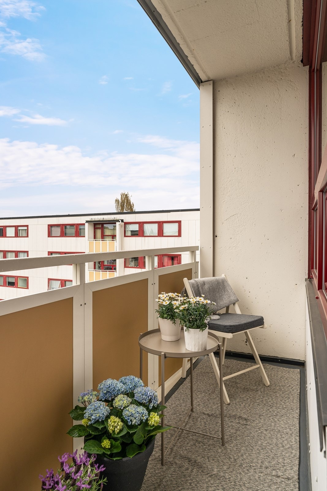 Flott luftebalkong med utgang fra hovedsoverom. Her er det flotte solforhold fra morgen til formiddag. En utmerket plass for morgenkaffen. Galleribilde