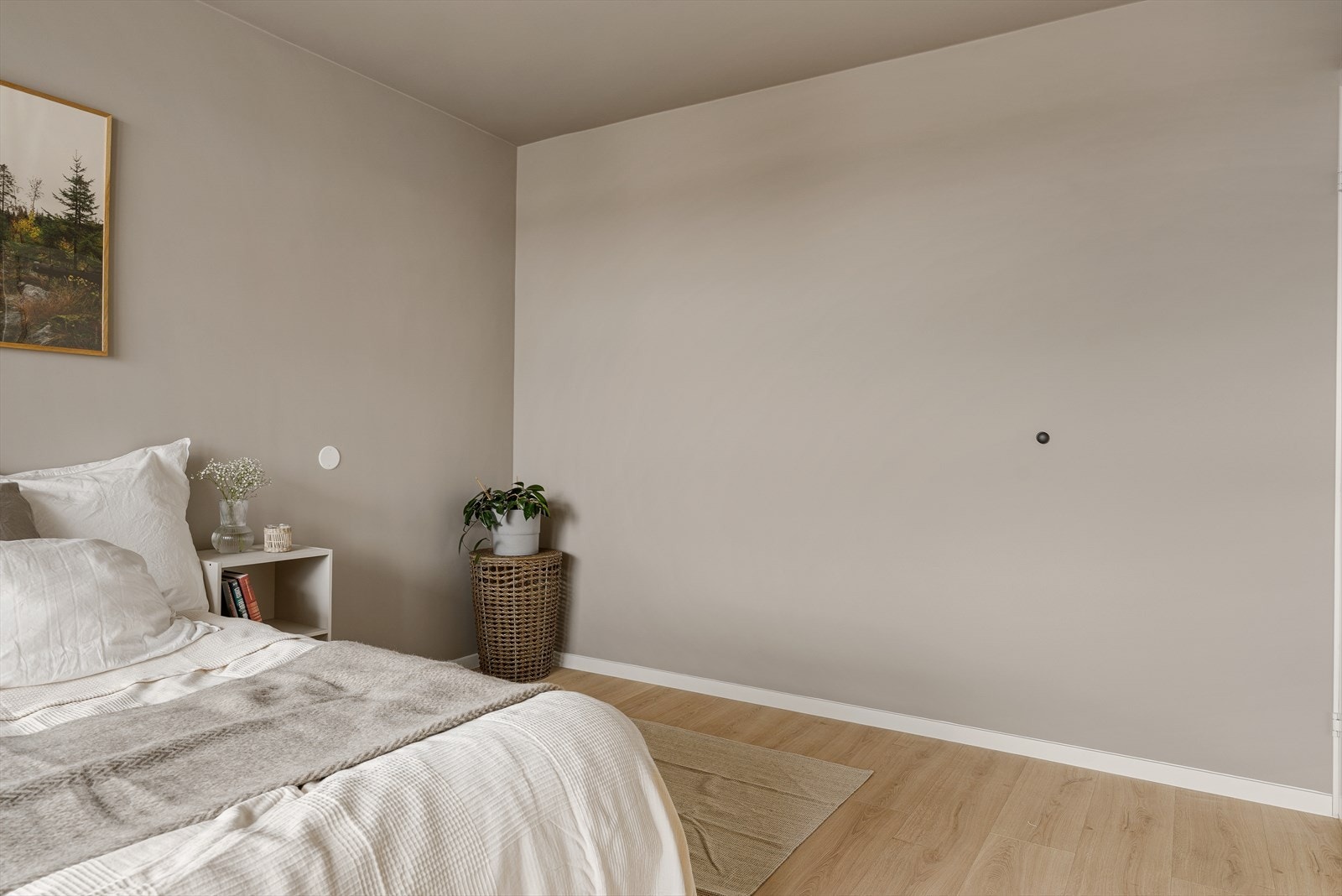 Soverom er praktisk plassert i egen fløy med tilgang til bad og vaskerom. Galleribilde