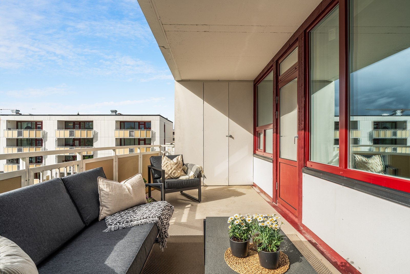 Med 14m² har man godt med boltreplass til familie, venner og sosiale sammenkomster. Her har man også egen bod på ca. 1,8m². Galleribilde