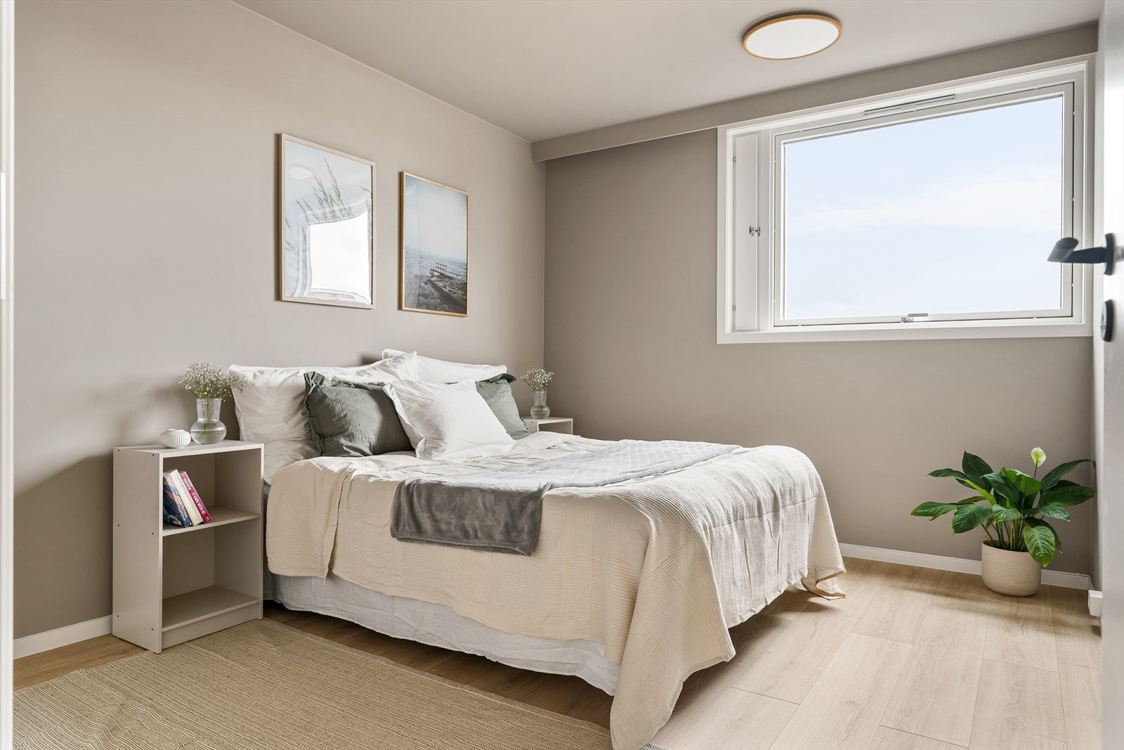 Alle tre soverom ligger vendt mot rolig fellesareal uten trafikkstøy. Galleribilde