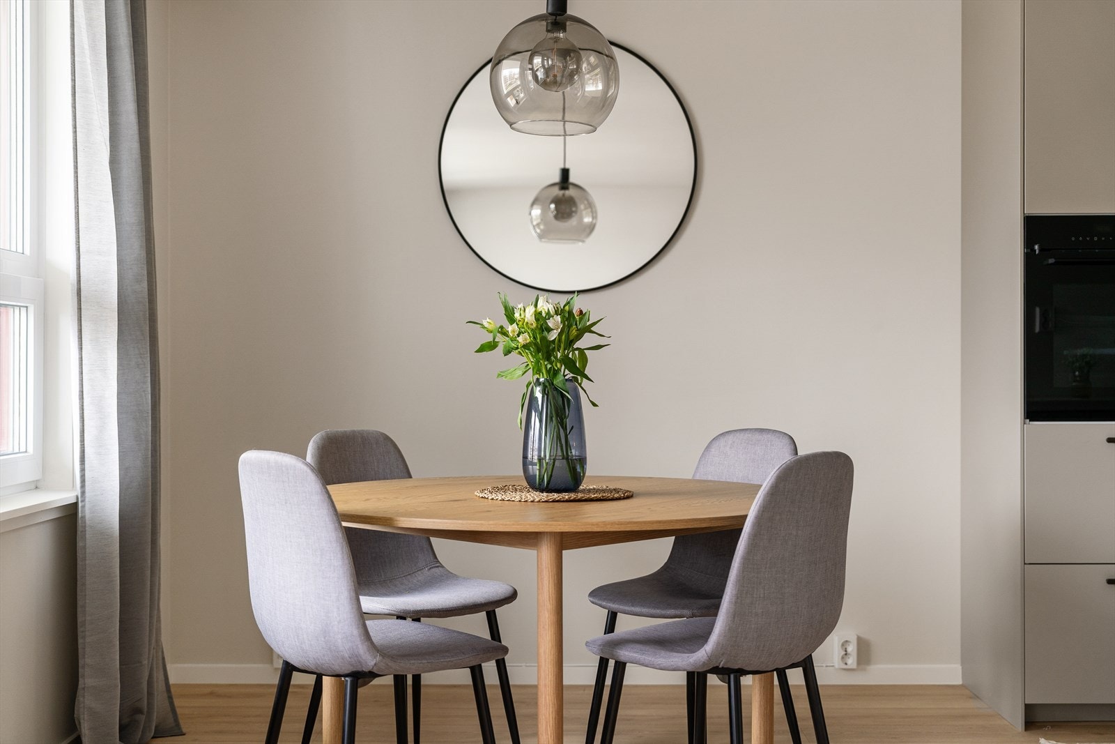 Stue/kjøkken ligger i delvis åpen løsning. Spisestue finner sin naturlige plass mellom rommene. Galleribilde