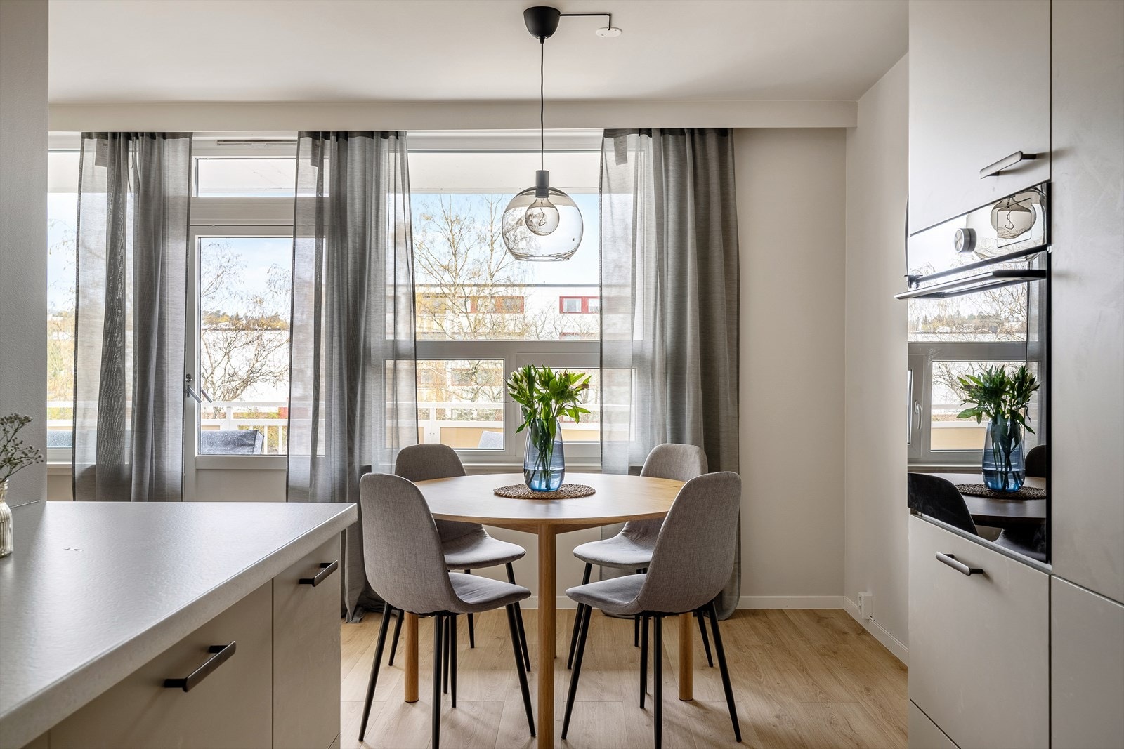 Standarden er gjennomgående moderne i alle rom. Her er det utstrakt bruk av slitesterk 1-stavs laminat og listefrie overganger mellom vegg/himling. Galleribilde