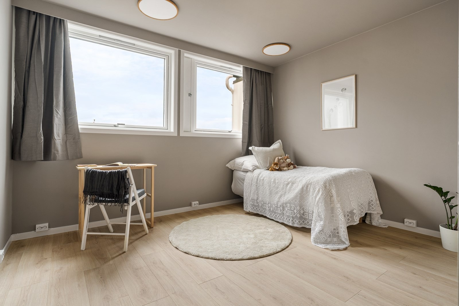 Med sin romslige planløsning kan leiligheten passe både familier eller par som ønsker litt ekstra boltreplass for seg selv og ev. gjester. Galleribilde