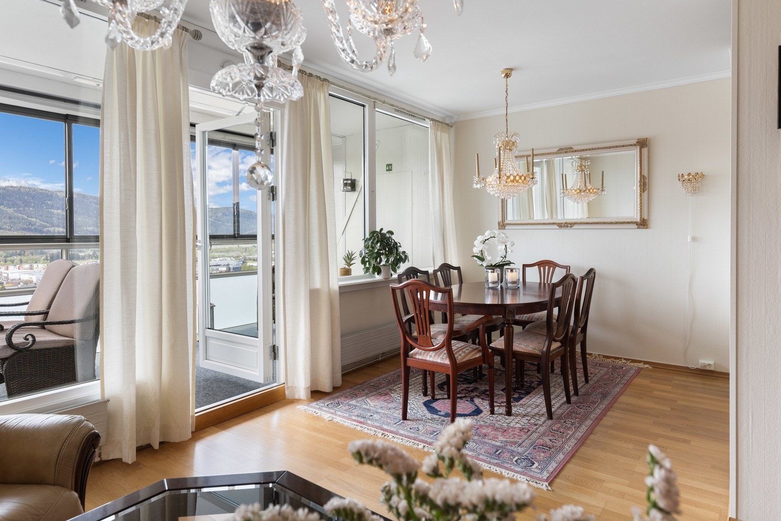 Spisestue med utgang til innglasset balkong. Galleribilde