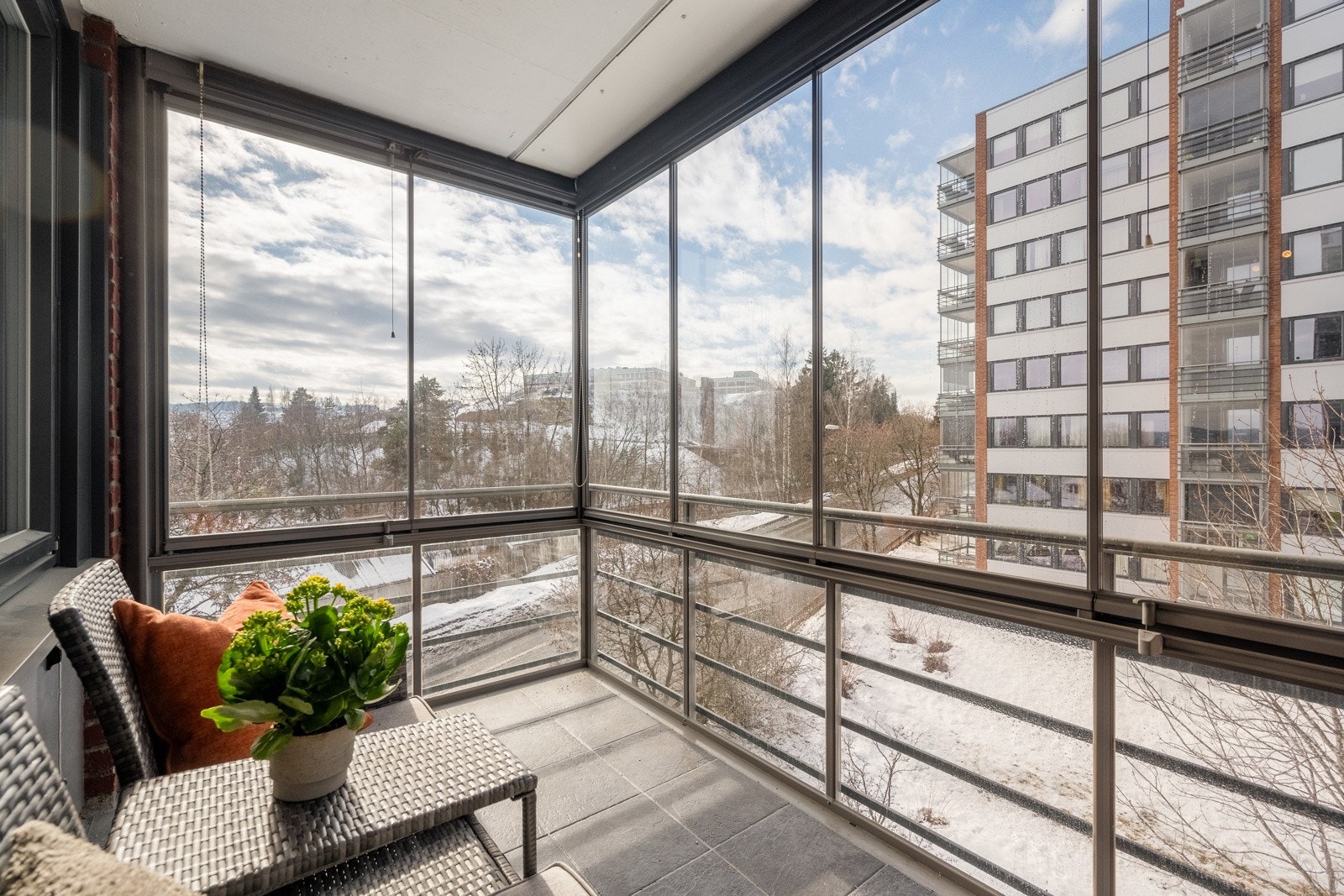 Hyggelig, innglasset balkong med utgang fra stuen Galleribilde