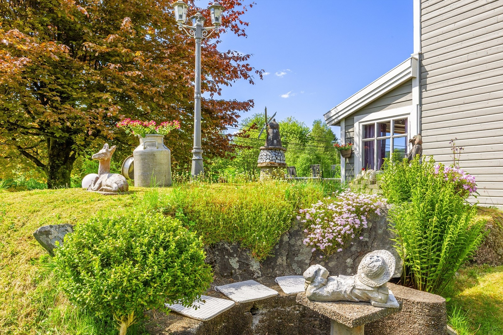 Pent opparbeidet hage med flotte detaljer rundt huset. Galleribilde