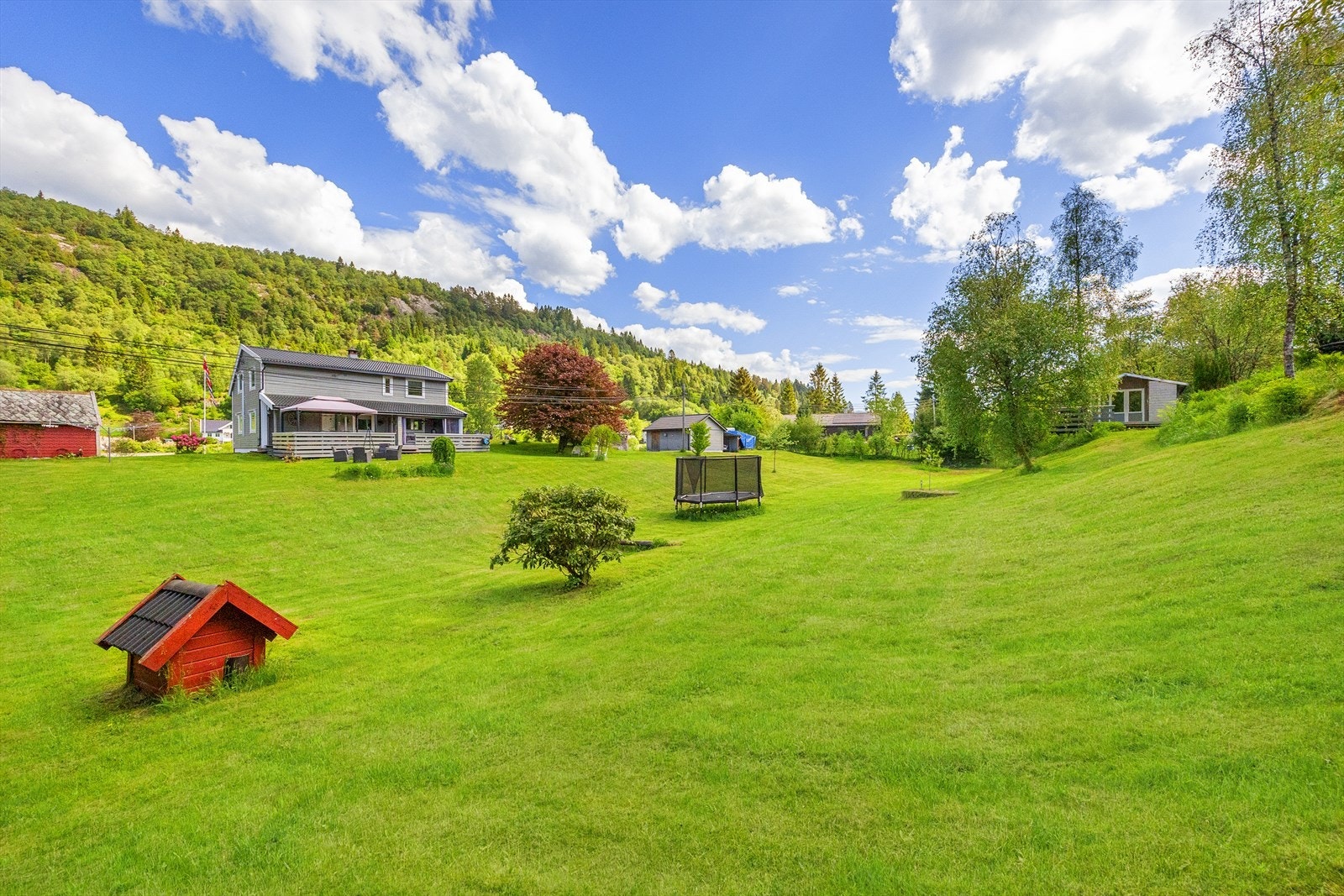 Velkommen til denne fantastiske eiendommen og hagen. Her kan du slappe av og nyte solen mens barna leker, dyrke frukt og grønnsaker eller ha dyr gående rundt. Galleribilde