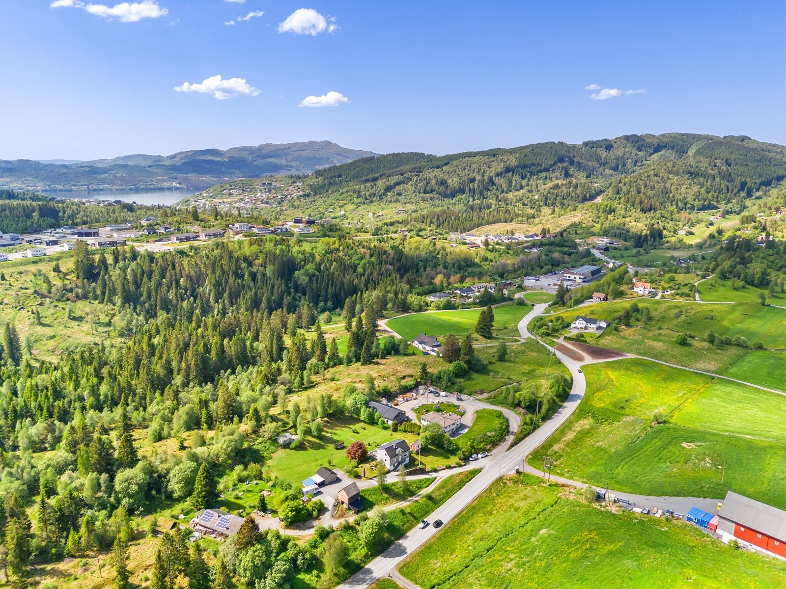 Eiendommen består av 2 bruksnumre, med et totalt tomteareal på hele 6792.3 m². Her kan du ha dyrehold eller bruke marken til planting/dyrking. Galleribilde