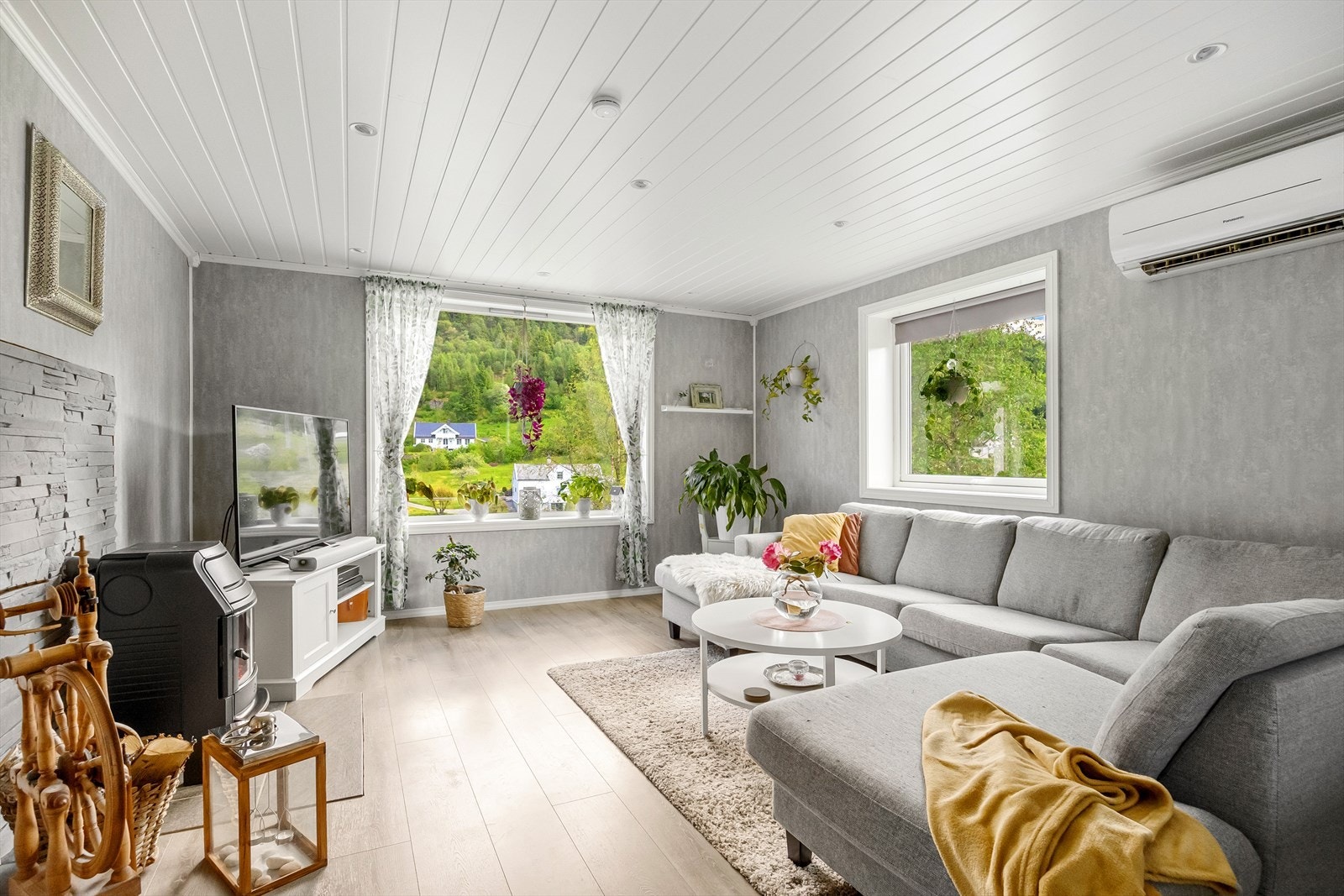 Boligen har to stuer i hovedetasjen på henholdsvis 24,9 m² og 14,8 m². Den største stuen er i dag benyttet som hovedstue, mens den andre er benyttet som spisestue. Galleribilde