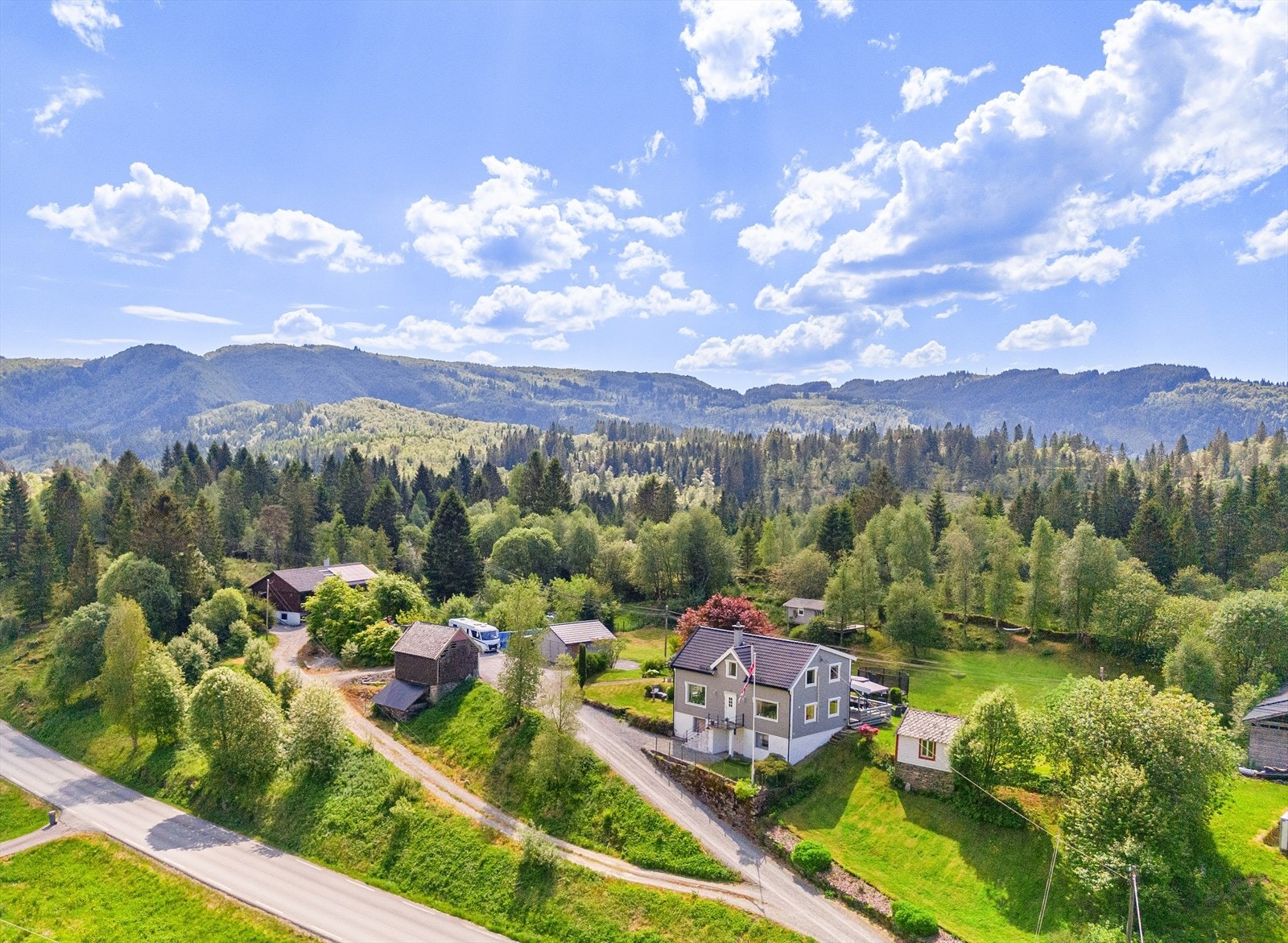 I hagen har du godt med boltreplass for hele familien, med muligheter for et mangfold av utendørsaktiviteter. Sentral beliggenhet med nærhet til både Valestrand, ferge og Lonevåg. Kort avstand til Åsane med fergen og kort kjøreavstand til Arna Galleribilde