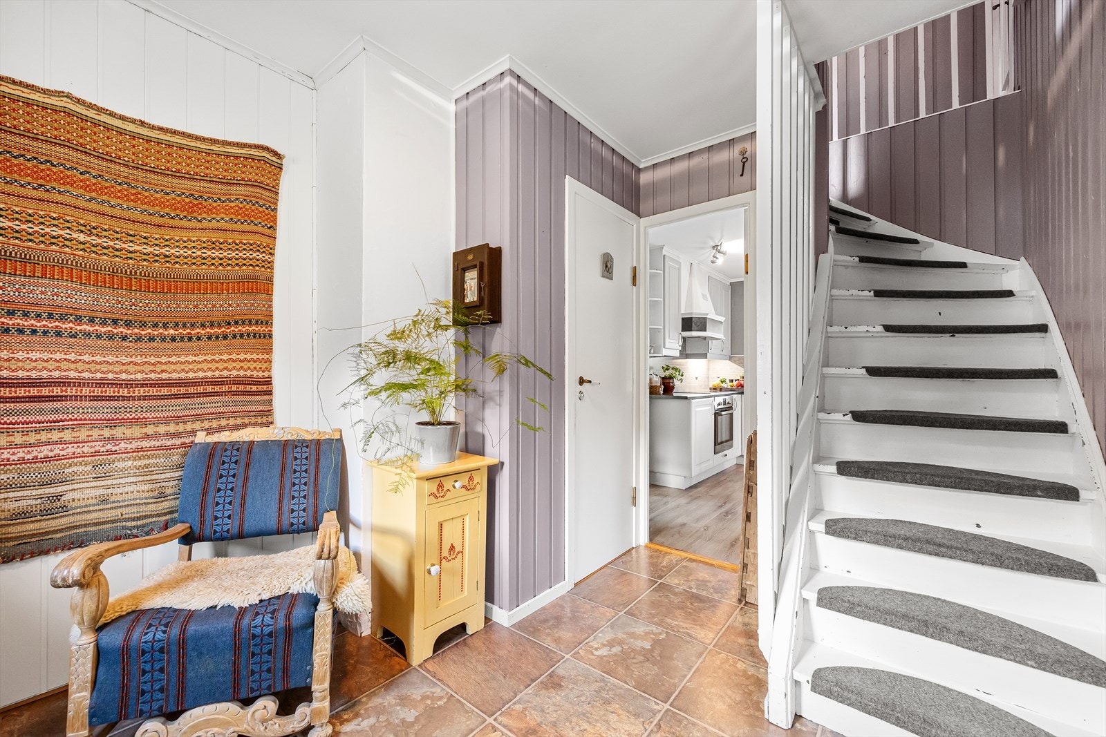 Fra entreen går det trapp opp til boligens 2. etasje. Galleribilde
