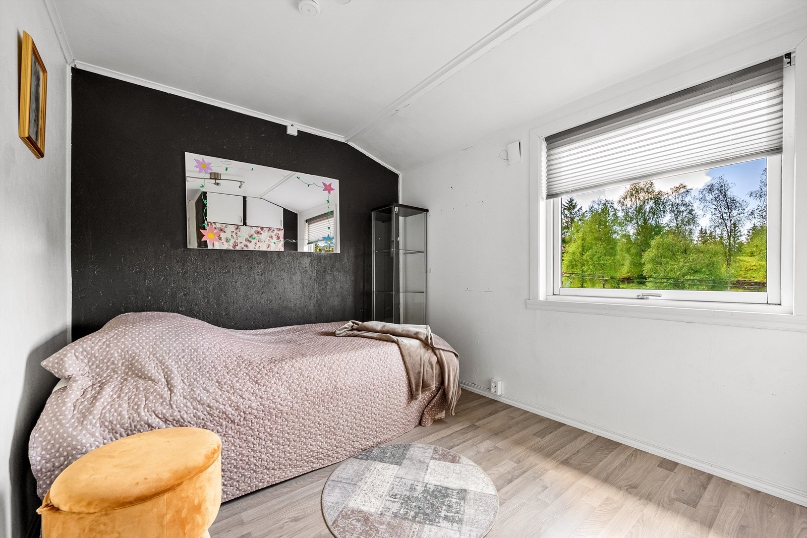 Disse har plass til seng, garderobe og diverse annet soveromsmøblement. Galleribilde