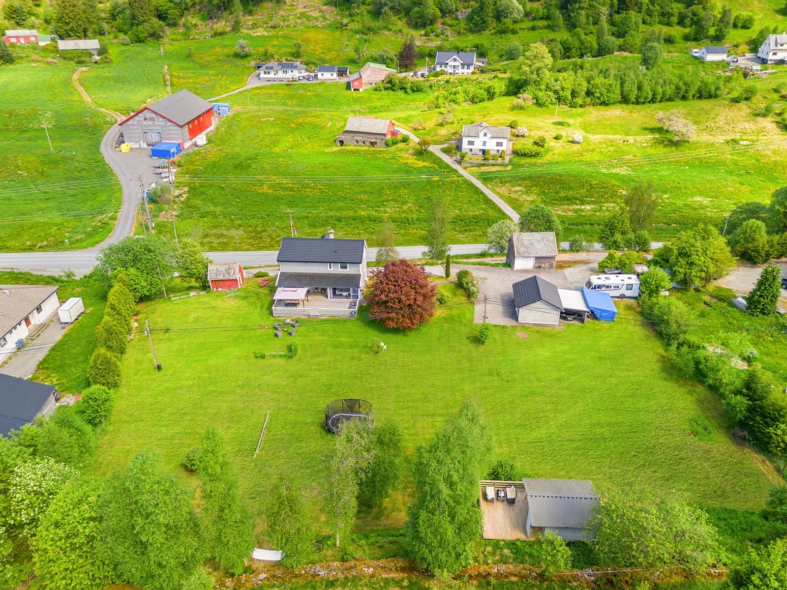 På eiendommen finner du bl.a. enebolig, gjestehytte, løe, uthus, garasje og rikelig med utvendig parkeringsplass. Galleribilde