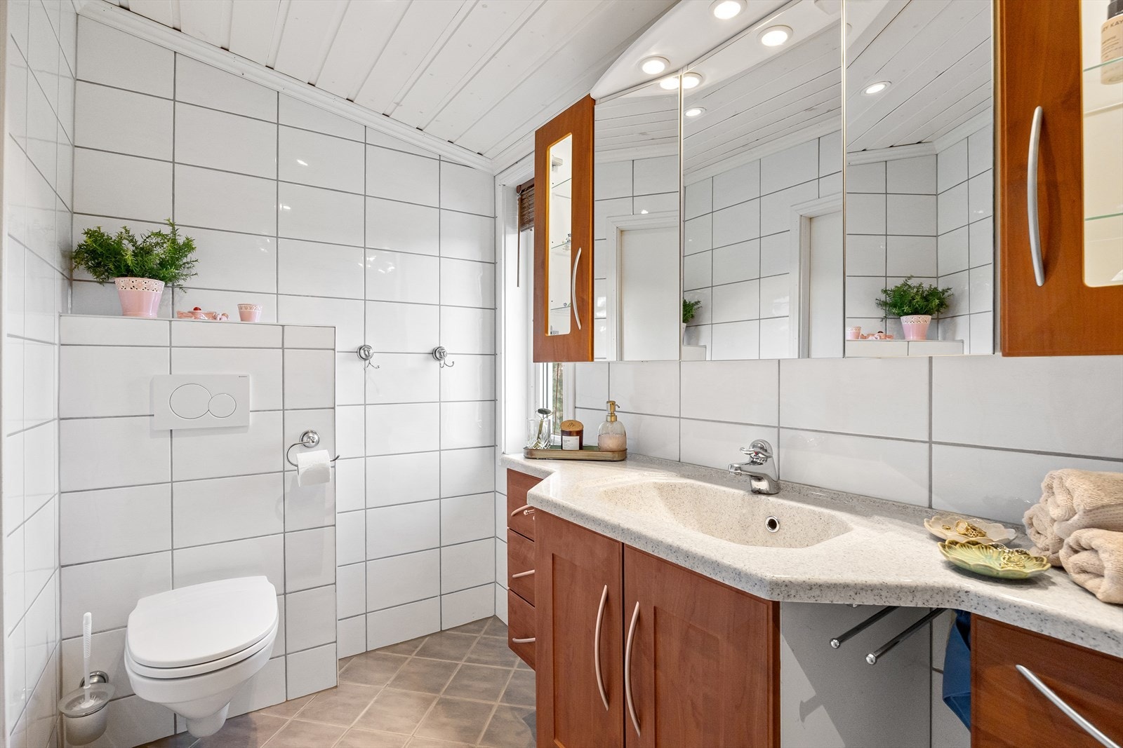 Helfliset lyst bad på 4,5 m². Badet har oppvarming med varmekabler i gulv. Galleribilde