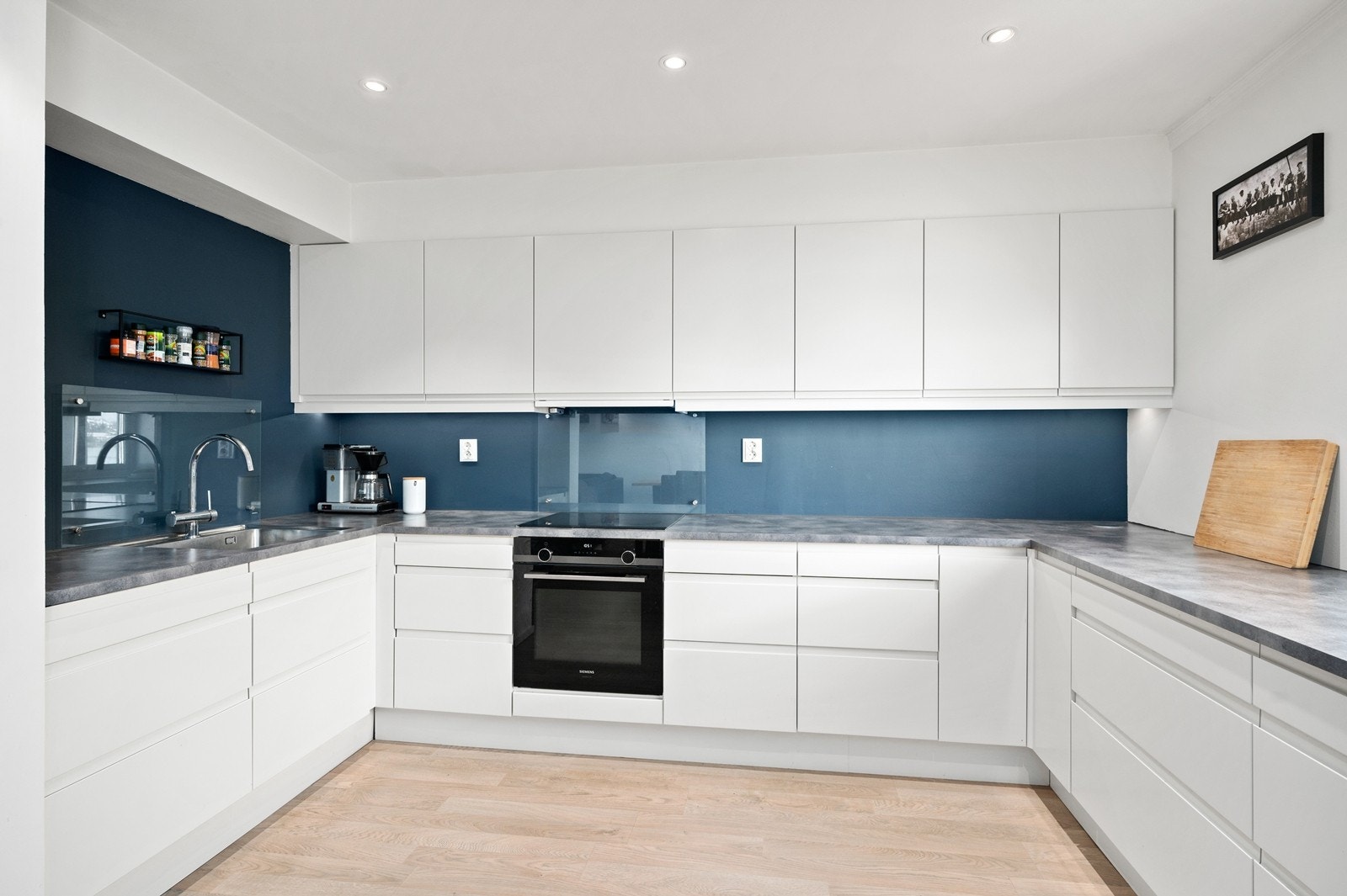 Stilrent kjøkken med godt utnyttet skap- og benkplass Galleribilde