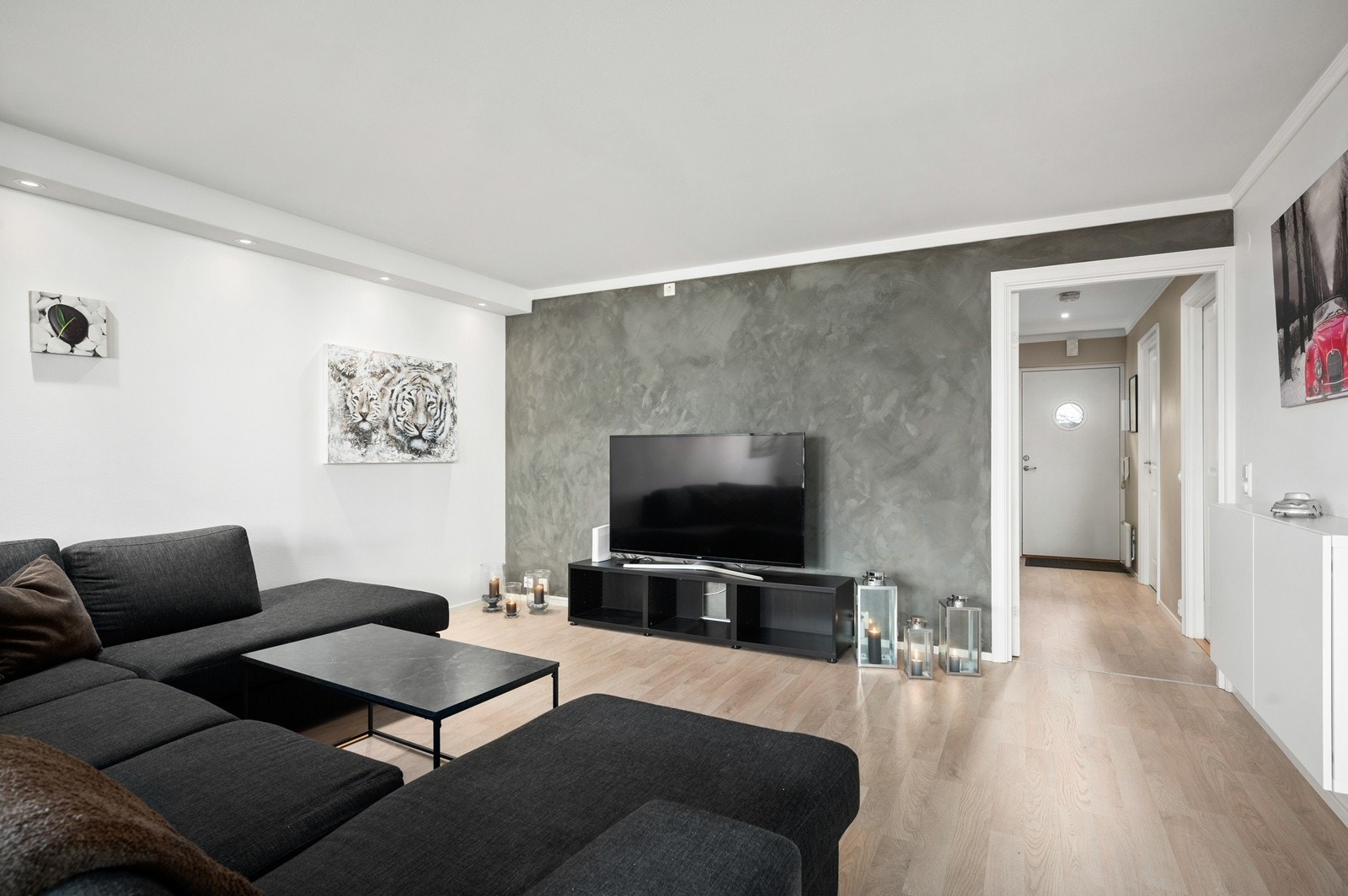 Stue med laminat på gulv, malte vegger og malt himling Galleribilde