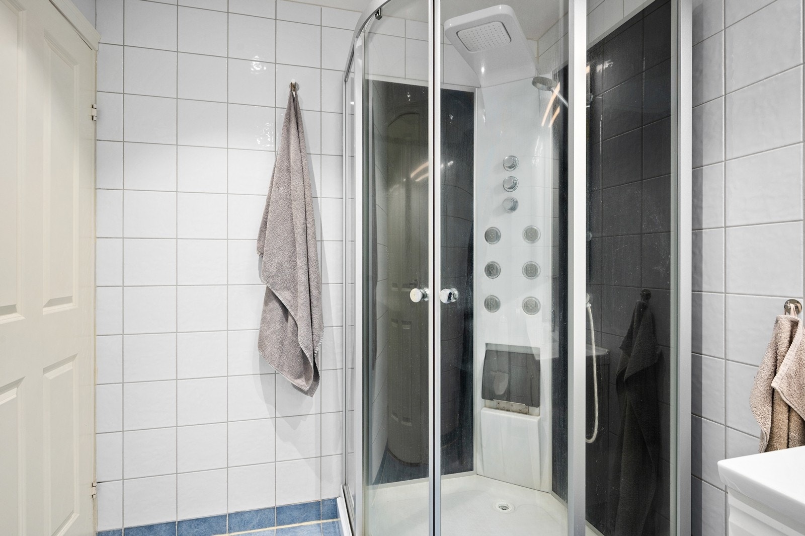 Malte flater i himling med downlights Galleribilde