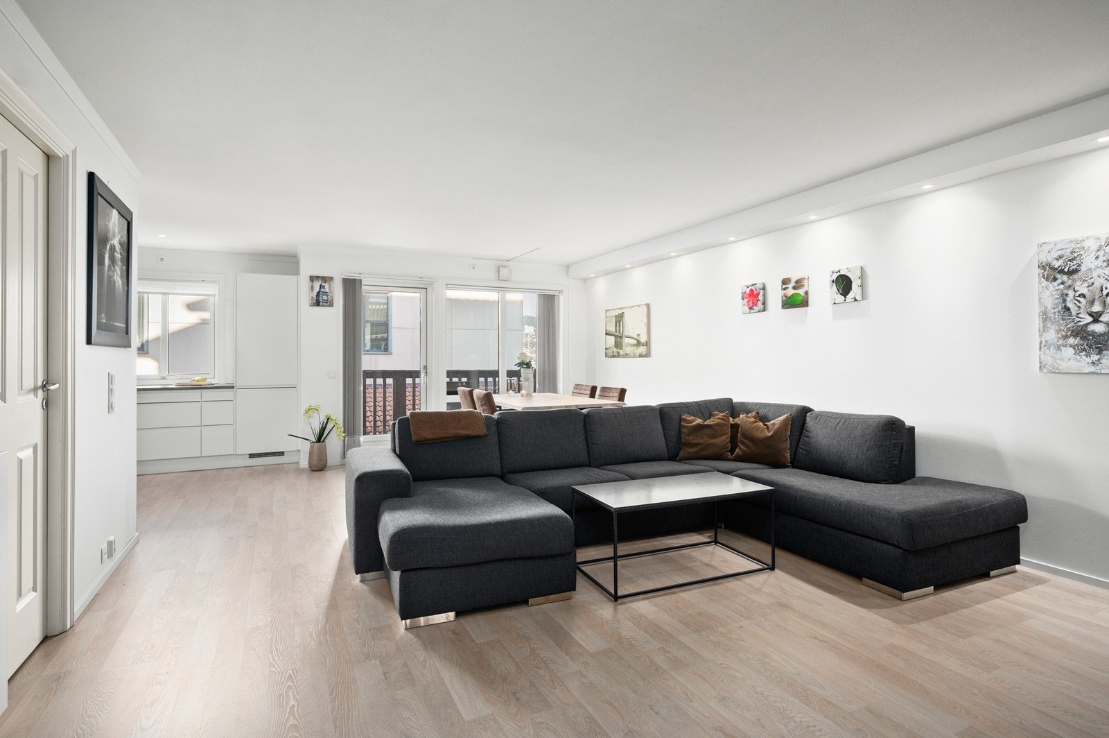 Boligens stue har en luftig og åpen planløsning med god plass til ulike møbelgrupper Galleribilde