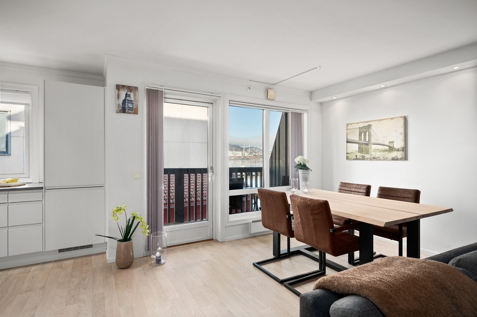 Luftig stue som er delt inn i to soner - en hyggelig spisestue, og en sofagruppe Galleribilde