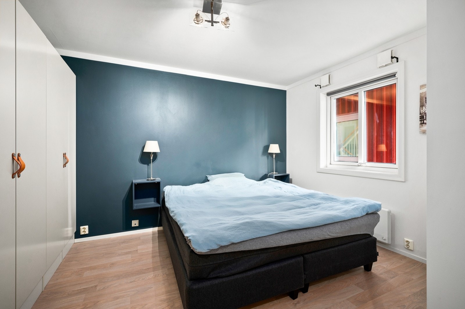 Leilighetens hovedsoverom er svært innbydende med sine behagelige fargetoner og god størrelse Galleribilde