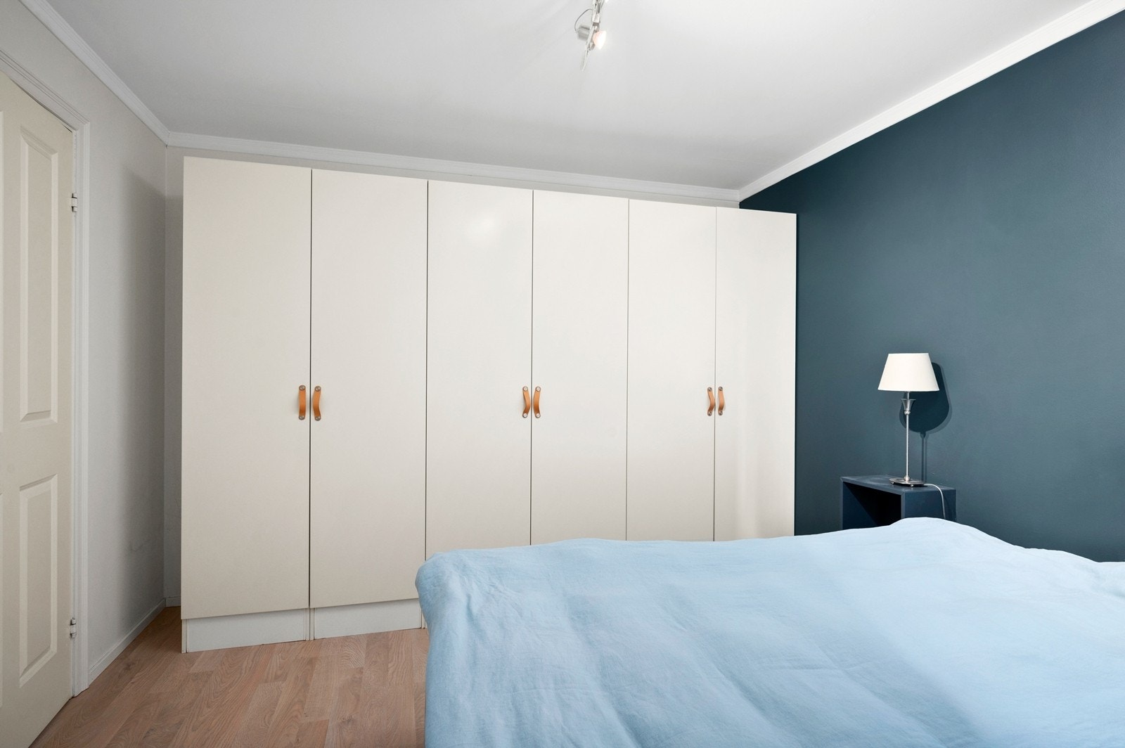 Soverommet er innredet med garderobeskap Galleribilde