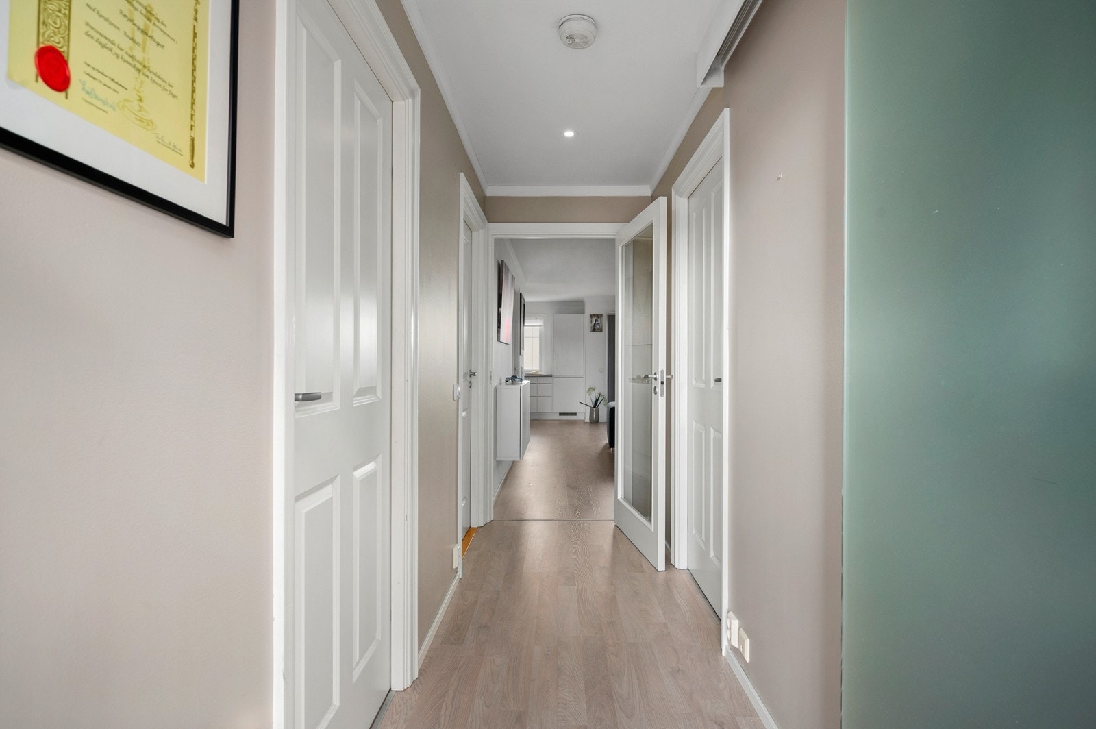 Velkommen inn, fra gangen er det adkomst til leilighetens stue/kjøkken Galleribilde