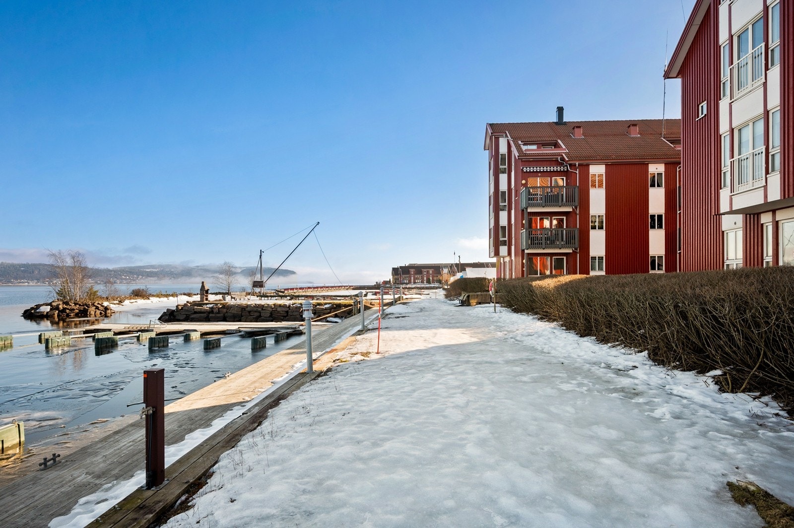 Leiligheten ligger like ved fjordkanten Galleribilde