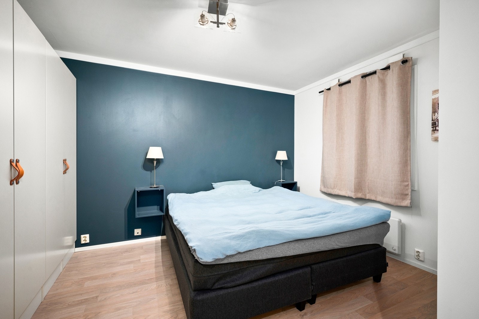 Hovedsoverommet er av god størrelse med mye skapplass Galleribilde