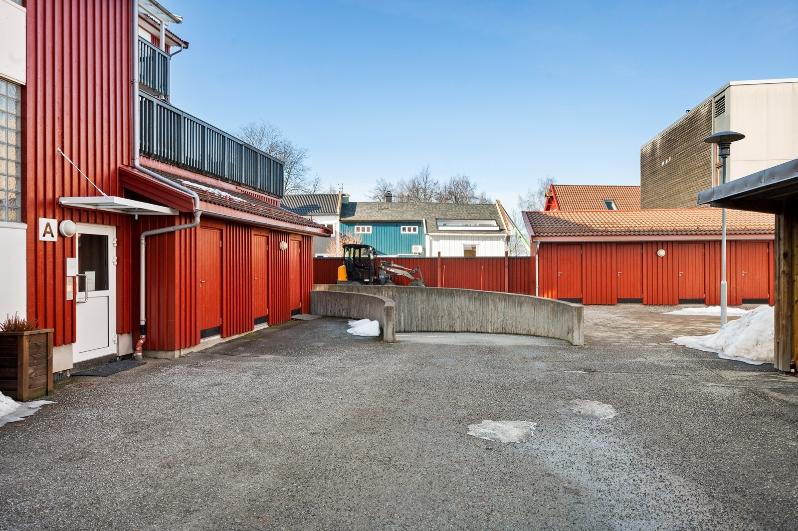 Innkjørselen til garasjeanlegget. Galleribilde