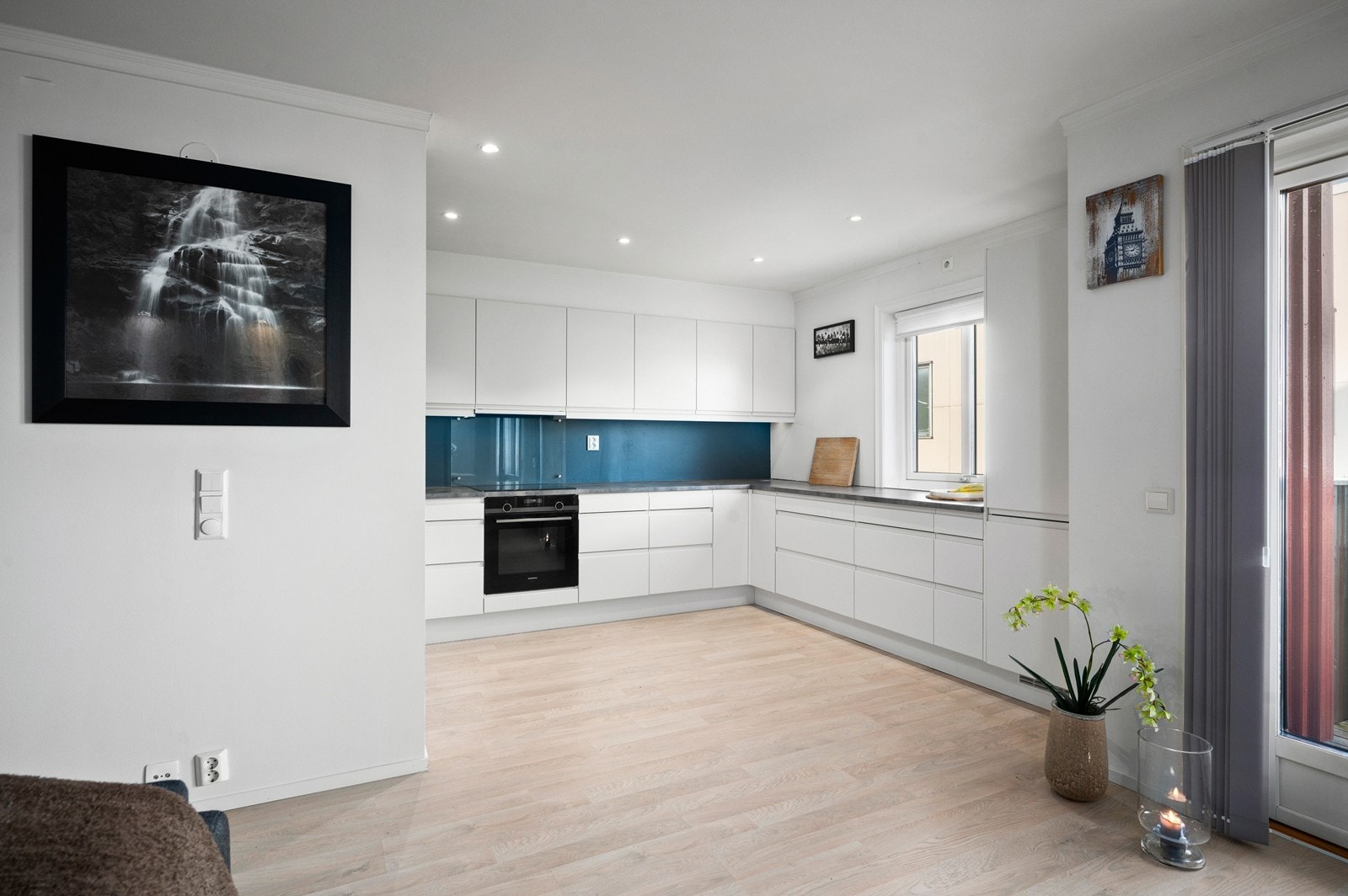 Benkeskapsbelysning og stikkontakter over kjøkkenbenk. Integrert stekeovn, platetopp, oppvaskmaskin og kjøleskap med fryser Galleribilde