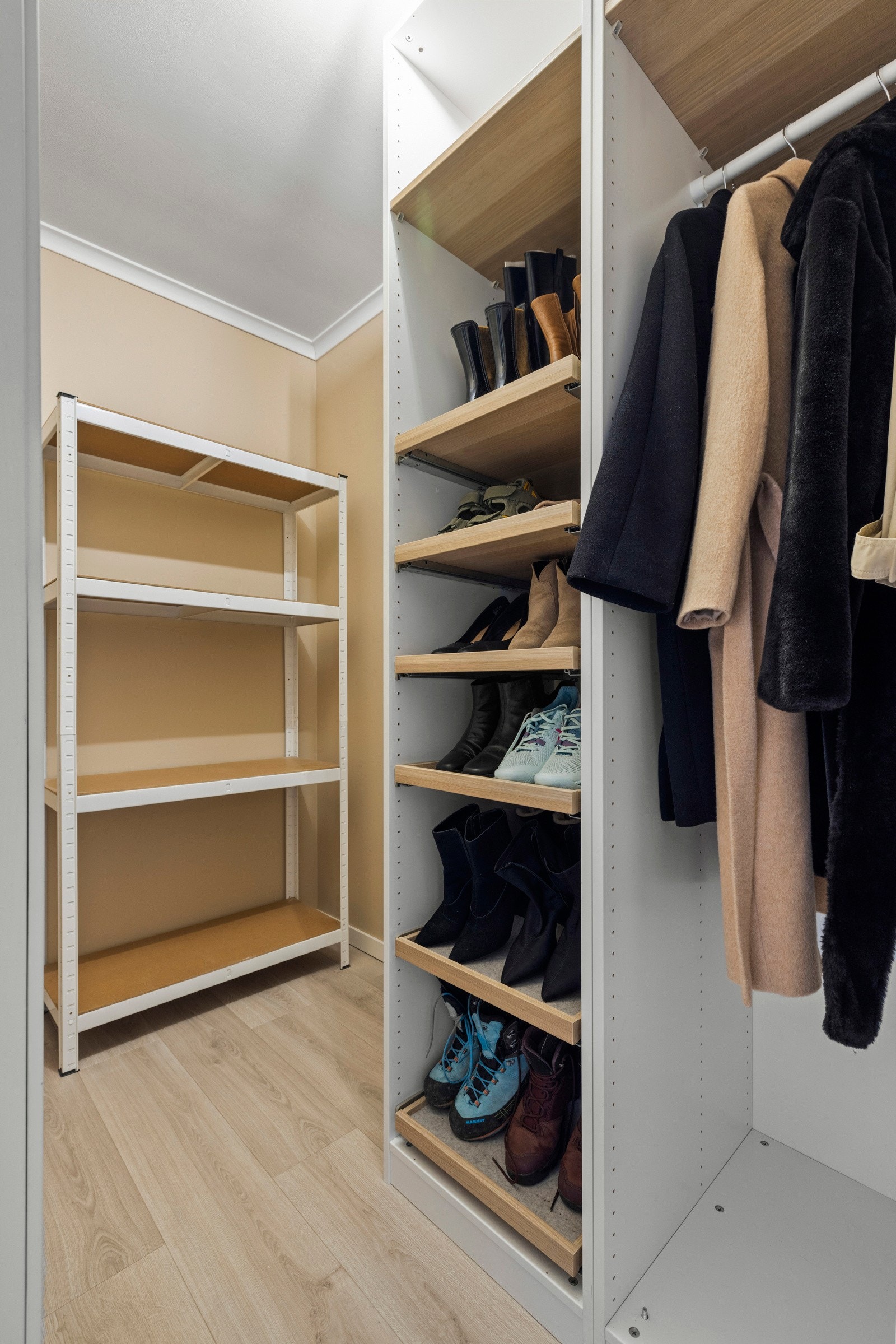 Fra gangen finner man en bod som er innredet med garderobeløsning fra IKEA Galleribilde