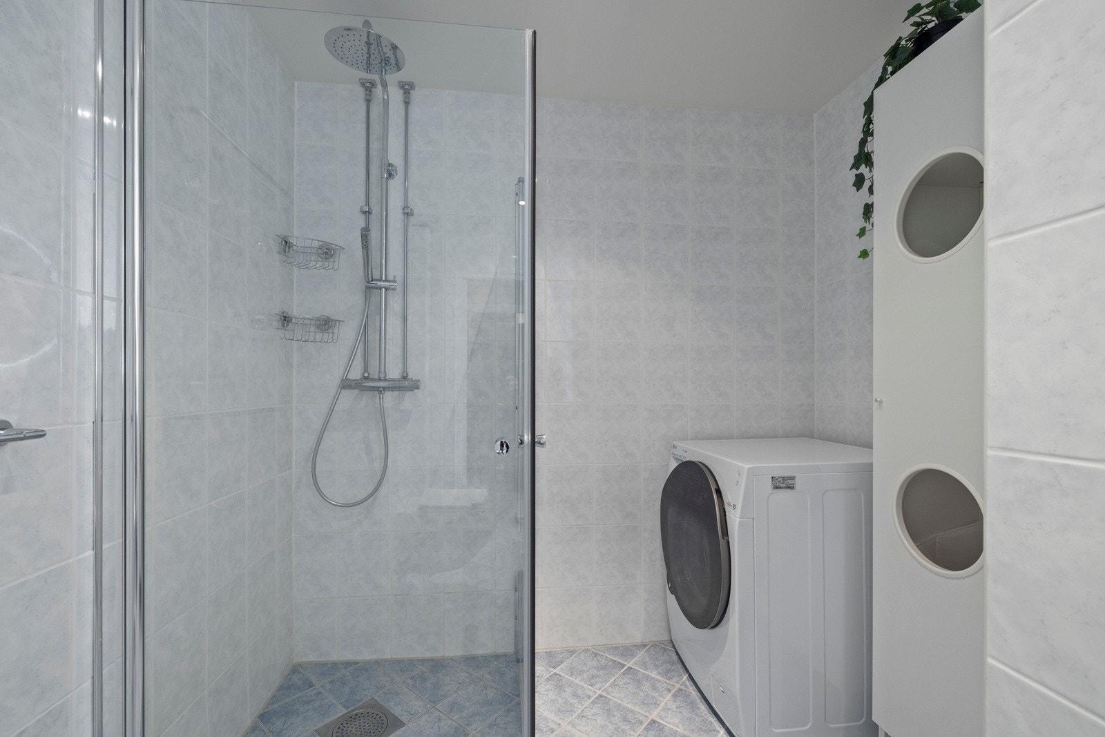 Badet er pusset opp av borettslaget og har et tiltalende design med flislagte vegger og gulv, samt downlights som gir et godt lys Galleribilde
