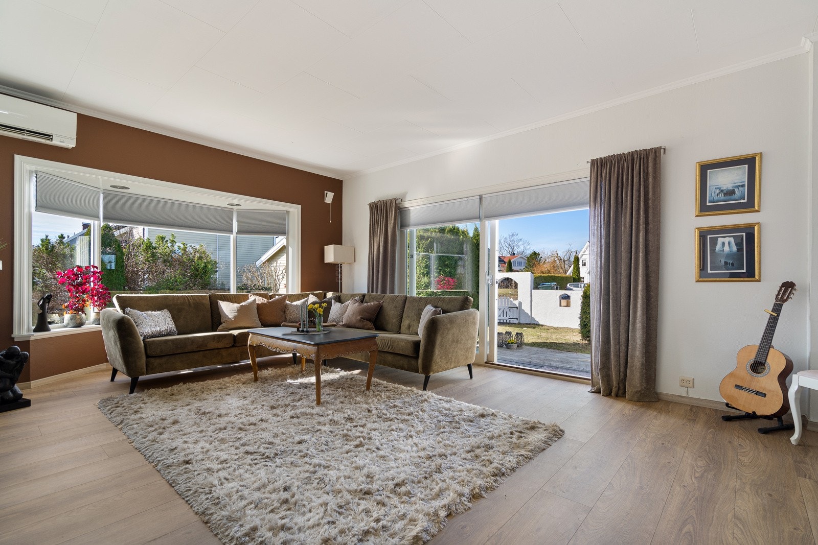 Fra stuen er det utgang til en solrik og usjenert terrasse Galleribilde