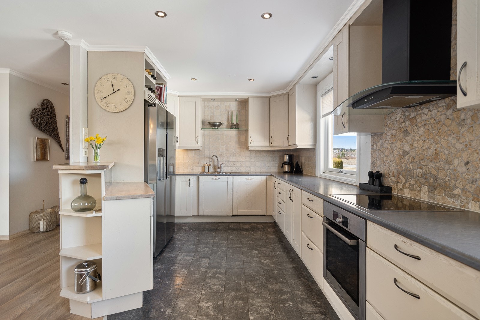 Det er bra med både skap- og benkplass Galleribilde