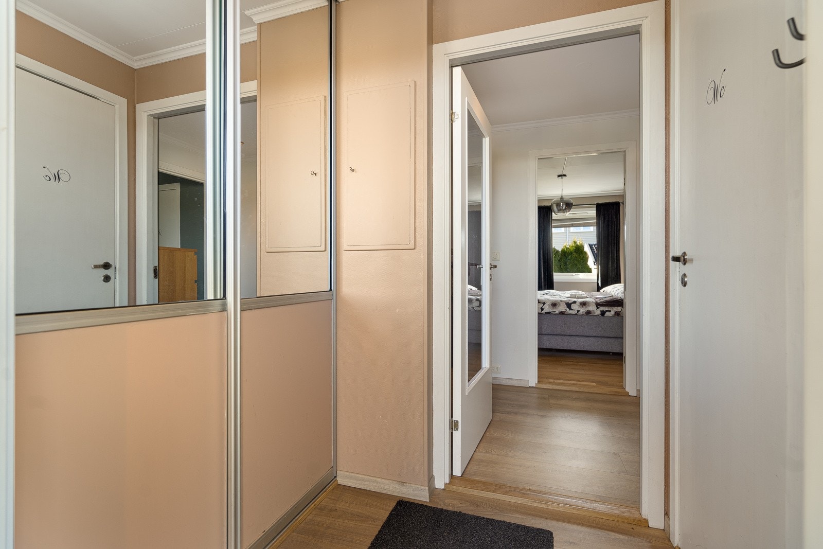 Gang med skyvedørgarderobe Galleribilde