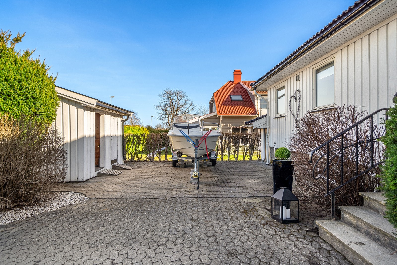 Koselig gårdsrom med bla en praktisk sykkelbod - Her er det lett og holde ting i orden! Galleribilde