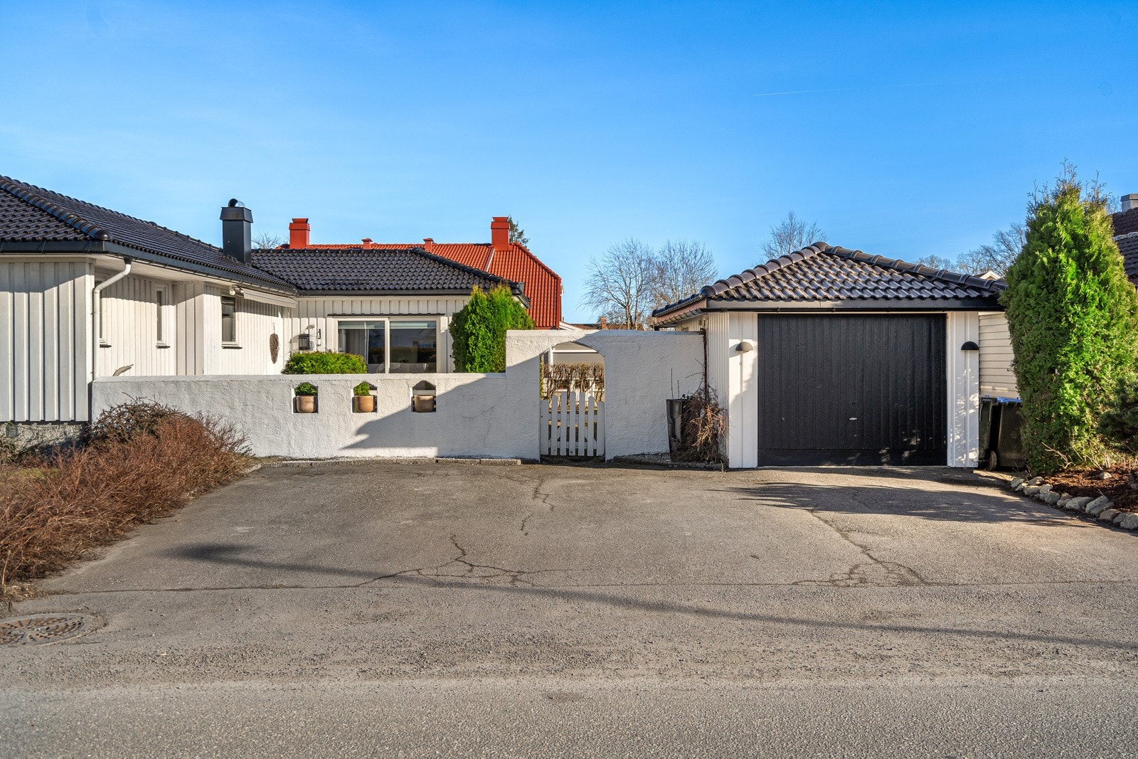 Stor gårdsplass - bra med parkering Galleribilde