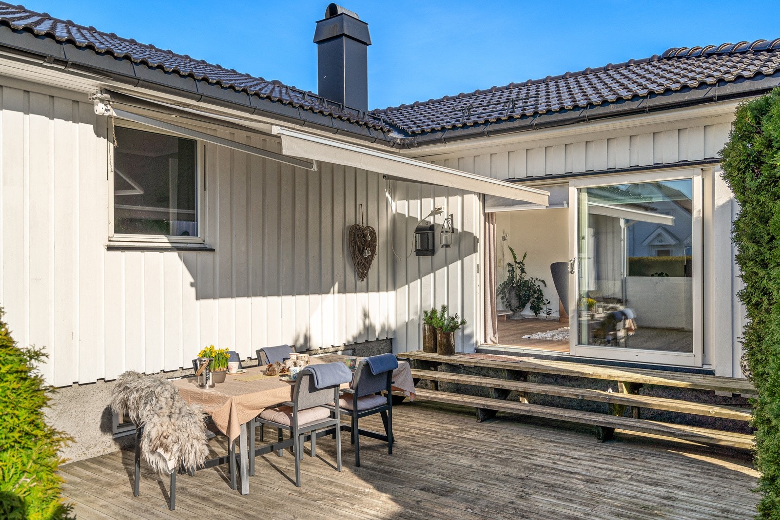 Lun, usjenert og meget solrik terrasse Galleribilde